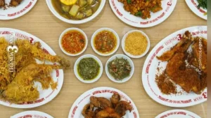 ayam-goreng-bandung-legenda-tiga-ayam-yang-viral